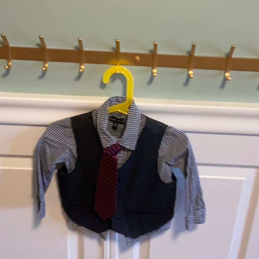 3 piece suit never worn. Brand is Robert Allan